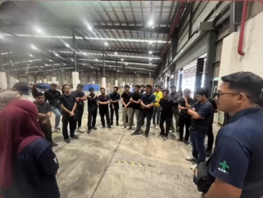 Sesi taklimat dan pembekalan di lantai gudang bersama tenaga kerja Millennium Metier